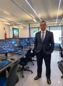 Professor Fernandes atuando em treinamento profissional na área de Tecnologia da Informação.